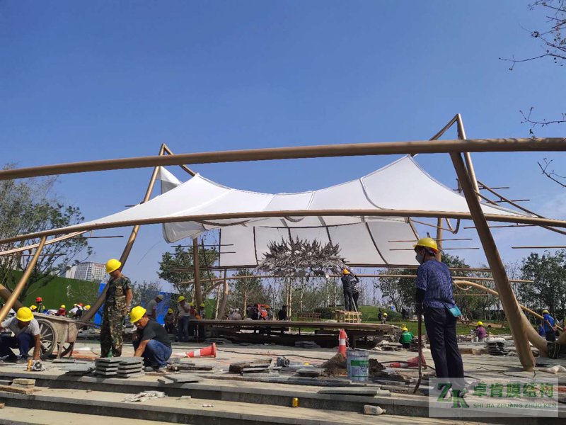膜结构车棚：一种创新的城市建筑解决方案
